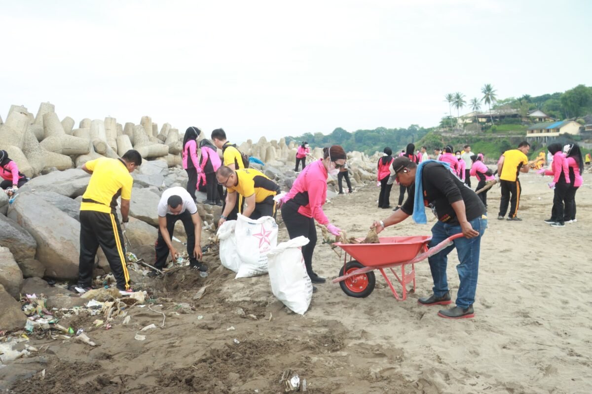 Caption: Ketua Bhayangkari Daerah Jawa Barat, Ny. Ges Akhmad Wiyagus, bersama Polres Sukabumi dan masyarakat sekitar menunjukkan kepedulian terhadap lingkungan dengan menggelar aksi bersih-bersih pantai di Palabuhanratu.