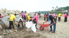 Caption: Ketua Bhayangkari Daerah Jawa Barat, Ny. Ges Akhmad Wiyagus, bersama Polres Sukabumi dan masyarakat sekitar menunjukkan kepedulian terhadap lingkungan dengan menggelar aksi bersih-bersih pantai di Palabuhanratu.