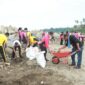 Caption: Ketua Bhayangkari Daerah Jawa Barat, Ny. Ges Akhmad Wiyagus, bersama Polres Sukabumi dan masyarakat sekitar menunjukkan kepedulian terhadap lingkungan dengan menggelar aksi bersih-bersih pantai di Palabuhanratu.