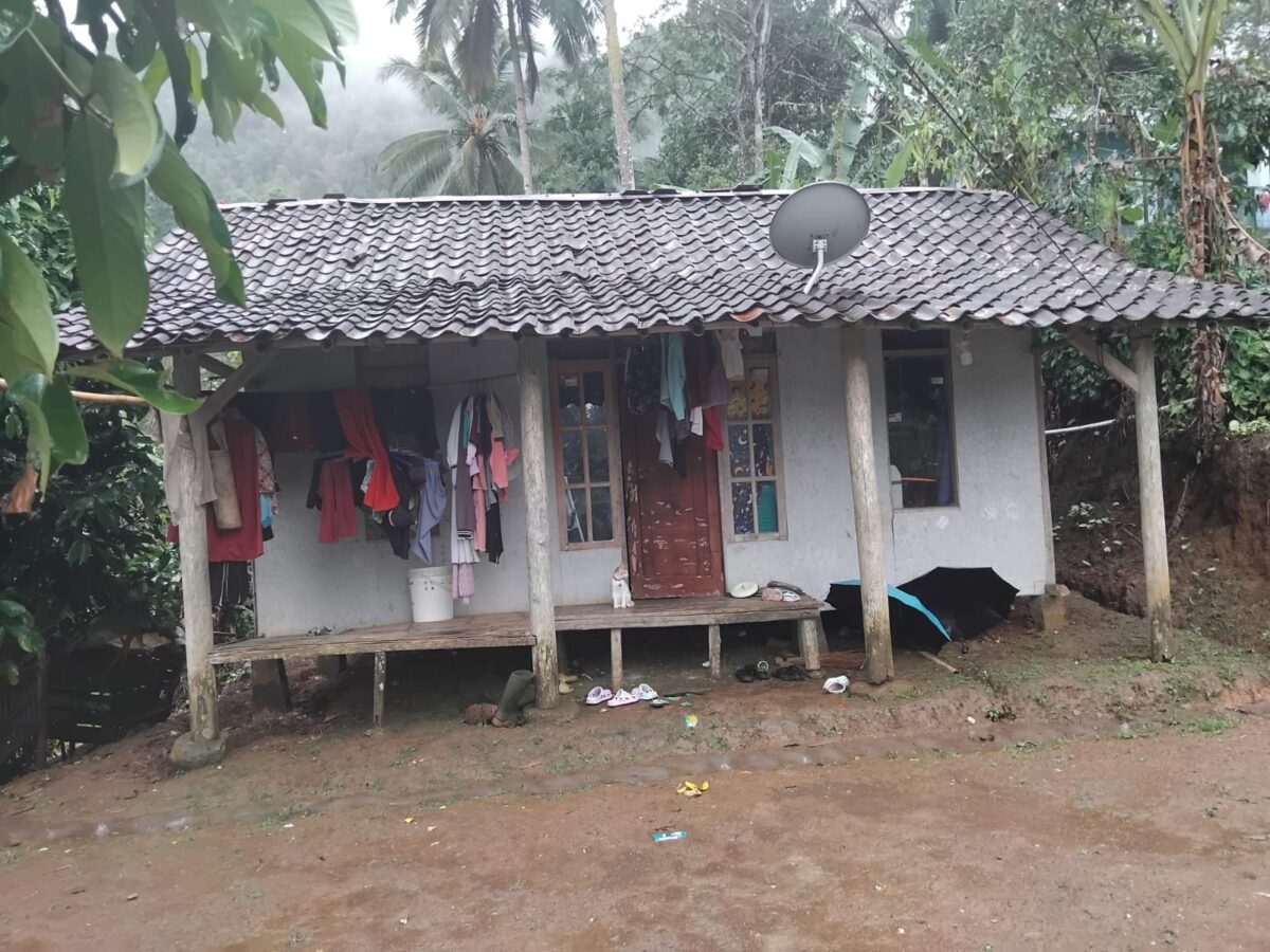 Ma'mun, warga Kp. Cibeureum Desa Cirendang, masih bertahan bersama istri dan tiga anak di rumah yang tak layak huni. Meski telah berkali-kali mengajukan bantuan dalam musyawarah desa, harapan itu belum kunjung menjadi kenyataan.