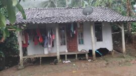 Ma'mun, warga Kp. Cibeureum Desa Cirendang, masih bertahan bersama istri dan tiga anak di rumah yang tak layak huni. Meski telah berkali-kali mengajukan bantuan dalam musyawarah desa, harapan itu belum kunjung menjadi kenyataan.