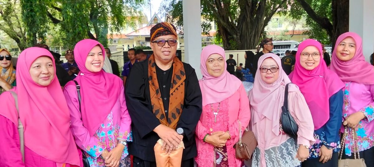 Kepala Dinas Perikanan Kabupaten Sukabumi, Nunung Nurhati, menanggapi isu TPI kumuh dengan menegaskan bahwa pihaknya terus berupaya maksimal dalam penataan enam TPI yang ada. Palangpang pun menjadi salah satu prioritas, meski masih terkendala administrasi. .