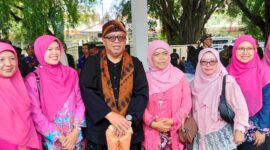 Kepala Dinas Perikanan Kabupaten Sukabumi, Nunung Nurhati, menanggapi isu TPI kumuh dengan menegaskan bahwa pihaknya terus berupaya maksimal dalam penataan enam TPI yang ada. Palangpang pun menjadi salah satu prioritas, meski masih terkendala administrasi. .