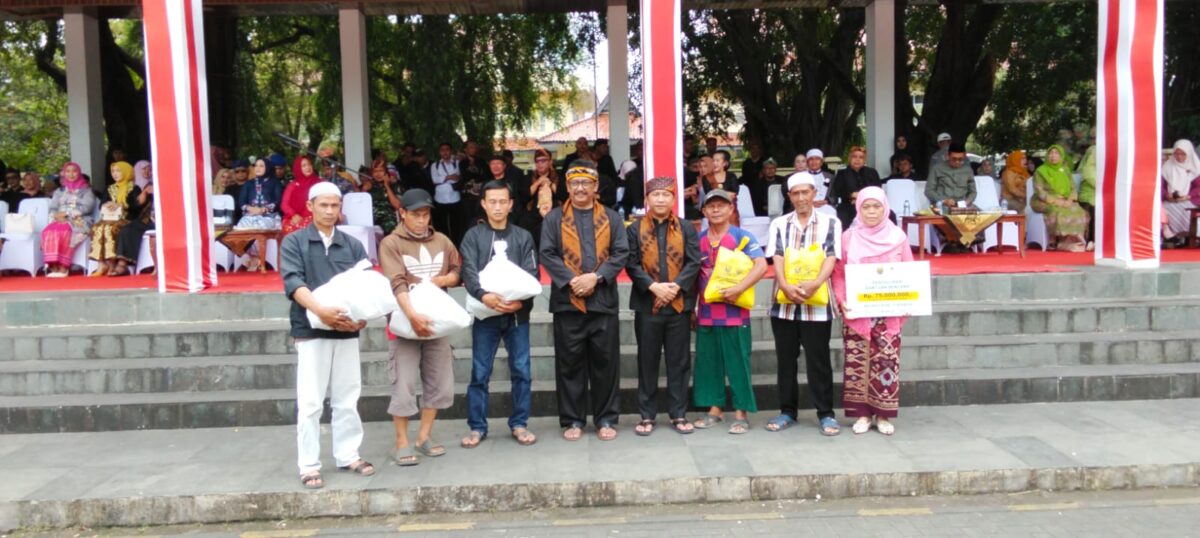 Dinas Perikanan Kabupaten Sukabumi menerima bantuan Rp75 juta dari Baznas untuk disalurkan kepada 500 nelayan di tiga kecamatan terdampak bencana.