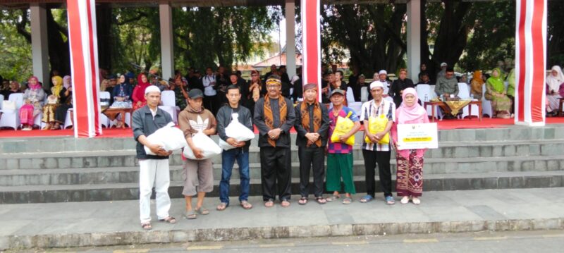Dinas Perikanan Kabupaten Sukabumi menerima bantuan Rp75 juta dari Baznas untuk disalurkan kepada 500 nelayan di tiga kecamatan terdampak bencana.