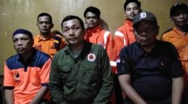 Banjir melanda Palabuhanratu usai hujan deras mengguyur sejak sore hingga malam. Dua rumah hancur terseret air di Kampung Tipar, satu warga meninggal dunia, dan beberapa lainnya terdampak. BPBD dan pemerintah daerah bergerak cepat atasi dampak dan siapkan langkah penanggulangan lanjutan.