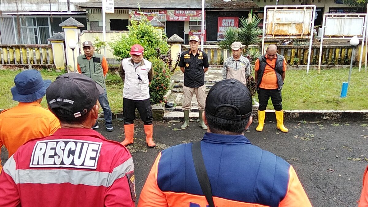 BPBD Kabupaten Sukabumi turun langsung meninjau lokasi abrasi sungai di RW 8. Kepala Pelaksana Deden Sumpena bersama tim melakukan langkah darurat guna mengurangi risiko dampak lanjutan jika hujan kembali mengguyur.