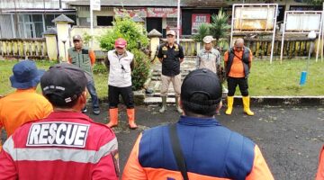 BPBD Kabupaten Sukabumi turun langsung meninjau lokasi abrasi sungai di RW 8. Kepala Pelaksana Deden Sumpena bersama tim melakukan langkah darurat guna mengurangi risiko dampak lanjutan jika hujan kembali mengguyur.
