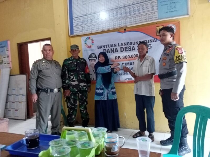 Penyaluran Bantuan Langsung Tunai Dana Desa (BLT DD) Tahun Anggaran 2025 di Desa Cimanggu berjalan lancar dan penuh kebersamaan.