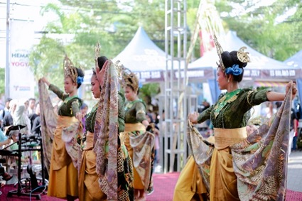 Lebih dari 500 penari dari berbagai komunitas tampil memukau dalam acara 
