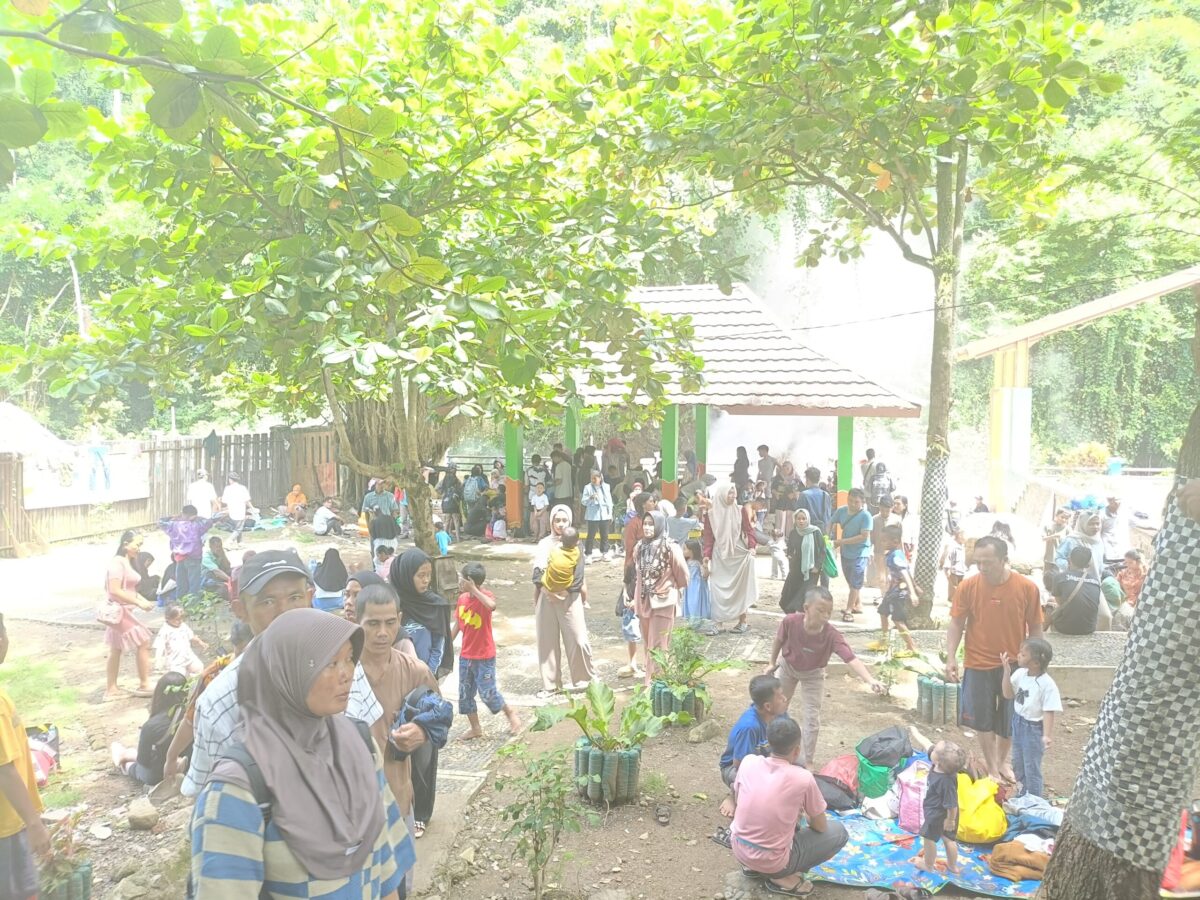 Hari ketiga setelah Lebaran, kawasan wisata Geyser Cipanas Cisolok mulai ramai dikunjungi wisatawan. Destinasi ini kembali menjadi favorit bagi wisatawan lokal maupun luar kota.