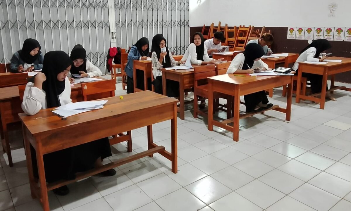 PKBM Muslim Cendikia sukses melaksanakan PSAJ Paket C Tahun 2025 yang diikuti oleh 115 peserta didik secara luring dan daring. Kegiatan ini menjadi momen penting dalam perjalanan pendidikan kesetaraan, sekaligus bukti semangat belajar yang tinggi dari para peserta.