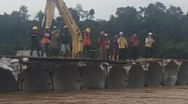 Aksi joget sejumlah pekerja PU di atas jembatan darurat Bojongkopo, Sukabumi, viral dan menuai kritik tajam. DPRD geram, menyebut aksi tersebut tidak etis di tengah penderitaan warga usai bencana banjir.