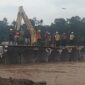 Aksi joget sejumlah pekerja PU di atas jembatan darurat Bojongkopo, Sukabumi, viral dan menuai kritik tajam. DPRD geram, menyebut aksi tersebut tidak etis di tengah penderitaan warga usai bencana banjir.