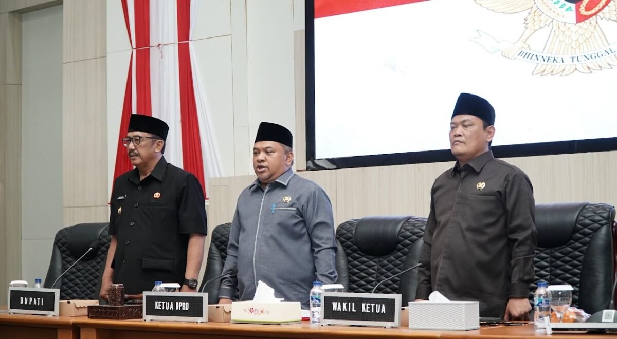 DPRD Kabupaten Sukabumi menggelar Rapat Paripurna ke-14 Tahun Sidang 2025 untuk membahas LKPJ Bupati Sukabumi Tahun Anggaran 2024 serta evaluasi kinerja DPRD.