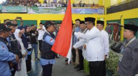 Bupati Sukabumi H. Asep Japar bersama Sekda H. Ade Suryaman melepas 442 calon haji asal Kabupaten Sukabumi yang tergabung dalam kloter 6 di Pusbangdai Cikembang.