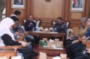 Komandan Lanal Bandung, Kolonel Laut (P) Muhamad Taufik, melakukan kunjungan kerja ke Sukabumi sebagai bentuk respon cepat TNI AL terhadap bencana alam.