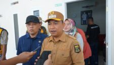 Wakil Bupati Sukabumi H. Andreas meninjau lokasi banjir di Jalan Nasional kawasan Palabuhanratu dan memastikan langkah penanganan cepat serta legalitas operasional perusahaan tambang di sekitar lokasi terdampak.
