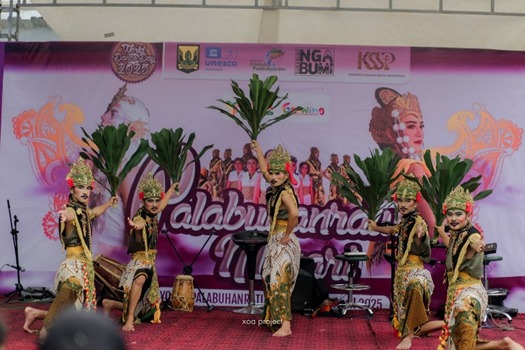 Pagelaran seni tari tradisional di Palabuhanratu menjadi wadah silaturahmi sekaligus upaya pelestarian budaya daerah.