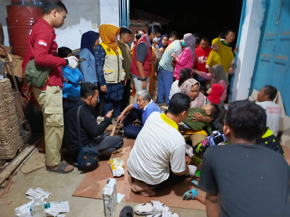Suasana duka menyelimuti Kampung Babadan, Palabuhanratu, setelah 106 warga mengalami keracunan makanan usai menghadiri acara haul. Puluhan korban dilarikan ke RSUD Palabuhanratu dan posko darurat pun segera didirikan.