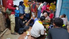 Suasana duka menyelimuti Kampung Babadan, Palabuhanratu, setelah 106 warga mengalami keracunan makanan usai menghadiri acara haul. Puluhan korban dilarikan ke RSUD Palabuhanratu dan posko darurat pun segera didirikan.