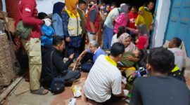 Suasana duka menyelimuti Kampung Babadan, Palabuhanratu, setelah 106 warga mengalami keracunan makanan usai menghadiri acara haul. Puluhan korban dilarikan ke RSUD Palabuhanratu dan posko darurat pun segera didirikan.