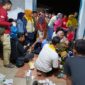 Suasana duka menyelimuti Kampung Babadan, Palabuhanratu, setelah 106 warga mengalami keracunan makanan usai menghadiri acara haul. Puluhan korban dilarikan ke RSUD Palabuhanratu dan posko darurat pun segera didirikan.