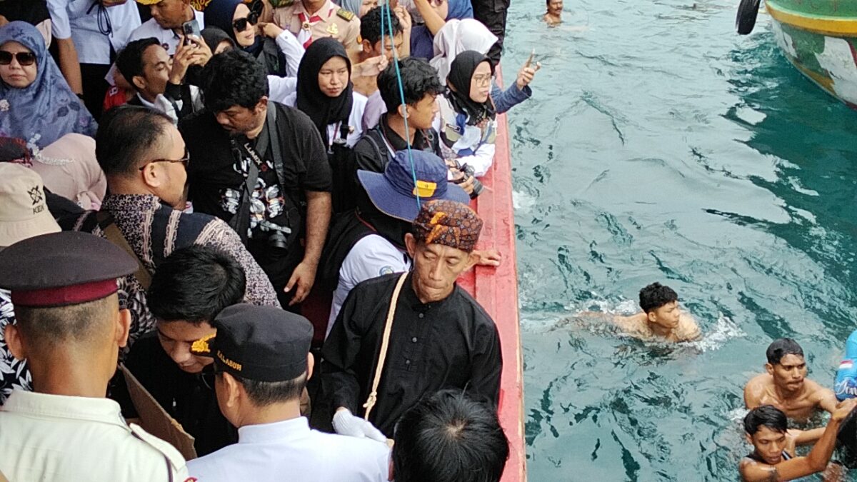 Ribuan warga dan nelayan Palabuhanratu larut dalam kekhidmatan tradisi Larung Saji dalam rangka Hari Nelayan ke-65. 