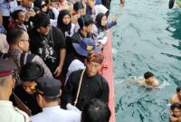 Ribuan warga dan nelayan Palabuhanratu larut dalam kekhidmatan tradisi Larung Saji dalam rangka Hari Nelayan ke-65. 