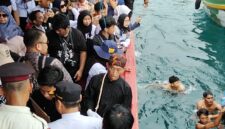 Ribuan warga dan nelayan Palabuhanratu larut dalam kekhidmatan tradisi Larung Saji dalam rangka Hari Nelayan ke-65. 