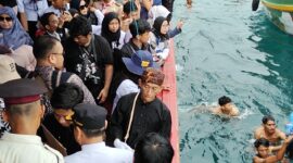Ribuan warga dan nelayan Palabuhanratu larut dalam kekhidmatan tradisi Larung Saji dalam rangka Hari Nelayan ke-65. 