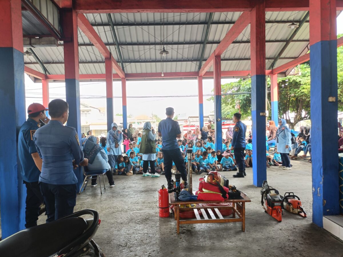 Damkar Pelabuhanratu gelar edukasi tahunan pengenalan alat pemadam dan penyelamatan untuk siswa TK hingga SMA. Kegiatan ini bertujuan membentuk kesadaran kesiapsiagaan sejak dini.