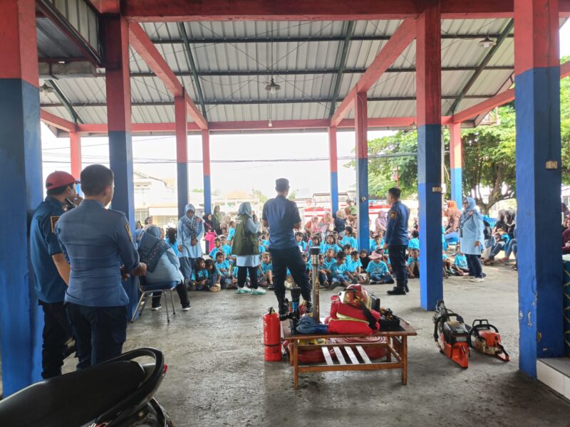 Damkar Pelabuhanratu gelar edukasi tahunan pengenalan alat pemadam dan penyelamatan untuk siswa TK hingga SMA. Kegiatan ini bertujuan membentuk kesadaran kesiapsiagaan sejak dini.