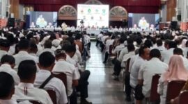 Kepala DPMD Kabupaten Sukabumi mendampingi Bupati Sukabumi dalam rapat koordinasi Gawe Rancage bersama para kepala desa, lurah, dan Gubernur Jawa Barat untuk memperkuat sinergi pembangunan desa.