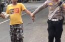 Aksi cepat Sat Lantas Polres Sukabumi evakuasi seorang pemuda di Jalan Siliwangi, Palabuhanratu, demi mencegah kecelakaan.