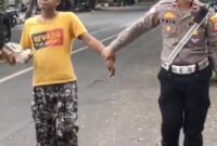 Aksi cepat Sat Lantas Polres Sukabumi evakuasi seorang pemuda di Jalan Siliwangi, Palabuhanratu, demi mencegah kecelakaan.