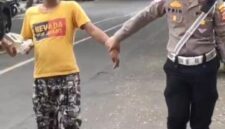 Aksi cepat Sat Lantas Polres Sukabumi evakuasi seorang pemuda di Jalan Siliwangi, Palabuhanratu, demi mencegah kecelakaan.