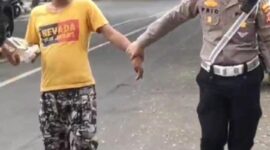 Aksi cepat Sat Lantas Polres Sukabumi evakuasi seorang pemuda di Jalan Siliwangi, Palabuhanratu, demi mencegah kecelakaan.
