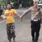 Aksi cepat Sat Lantas Polres Sukabumi evakuasi seorang pemuda di Jalan Siliwangi, Palabuhanratu, demi mencegah kecelakaan.