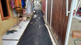 Disperkim Kabupaten Sukabumi laksanakan pengaspalan jalan lingkungan di Kampung Selajambe untuk mendukung akses dan aktivitas ekonomi warga.