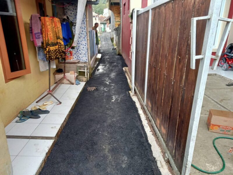 Disperkim Kabupaten Sukabumi laksanakan pengaspalan jalan lingkungan di Kampung Selajambe untuk mendukung akses dan aktivitas ekonomi warga.