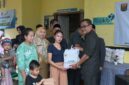 Wakil Bupati Sukabumi H. Andreas menyerahkan santunan secara simbolis kepada keluarga berisiko stunting dalam rangka peringatan Hari Keluarga Nasional ke-32 Tahun 2025.