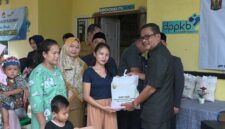 Wakil Bupati Sukabumi H. Andreas menyerahkan santunan secara simbolis kepada keluarga berisiko stunting dalam rangka peringatan Hari Keluarga Nasional ke-32 Tahun 2025.