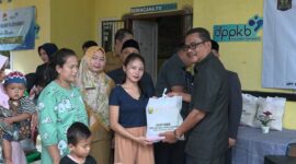 Wakil Bupati Sukabumi H. Andreas menyerahkan santunan secara simbolis kepada keluarga berisiko stunting dalam rangka peringatan Hari Keluarga Nasional ke-32 Tahun 2025.