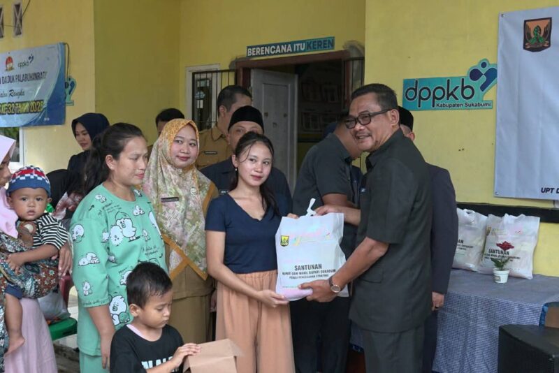 Wakil Bupati Sukabumi H. Andreas menyerahkan santunan secara simbolis kepada keluarga berisiko stunting dalam rangka peringatan Hari Keluarga Nasional ke-32 Tahun 2025.