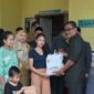 Wakil Bupati Sukabumi H. Andreas menyerahkan santunan secara simbolis kepada keluarga berisiko stunting dalam rangka peringatan Hari Keluarga Nasional ke-32 Tahun 2025.
