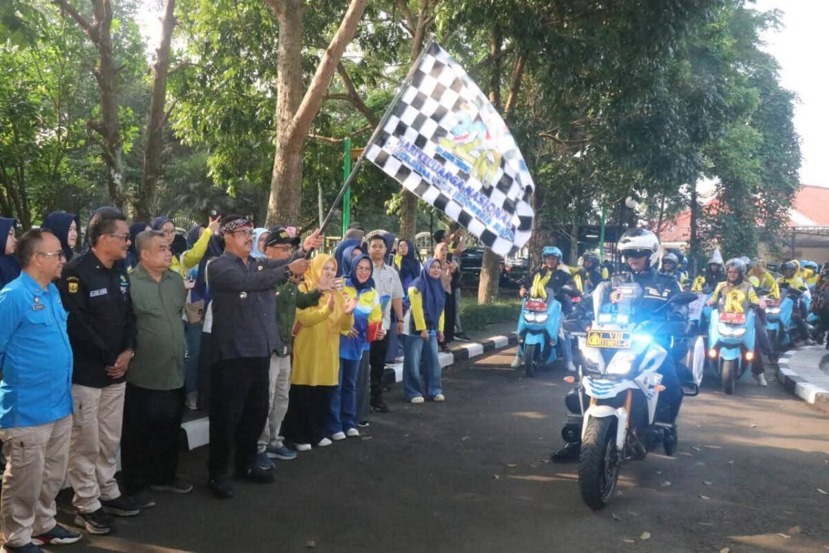 Bupati Sukabumi H. Asep Japar membagikan sembako bergizi kepada keluarga berisiko stunting di Pendopo