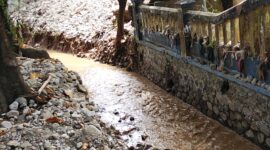 Lurah Palabuhanratu, Yadi Supriadi, meninjau langsung proyek normalisasi Sungai Ciranca Rancabungur yang dikerjakan oleh Dinas PSDA Provinsi Jawa Barat.