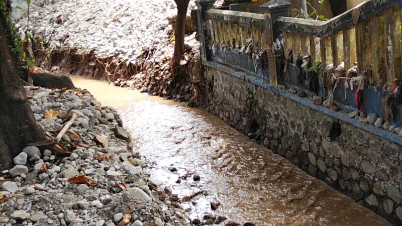 Lurah Palabuhanratu, Yadi Supriadi, meninjau langsung proyek normalisasi Sungai Ciranca Rancabungur yang dikerjakan oleh Dinas PSDA Provinsi Jawa Barat.