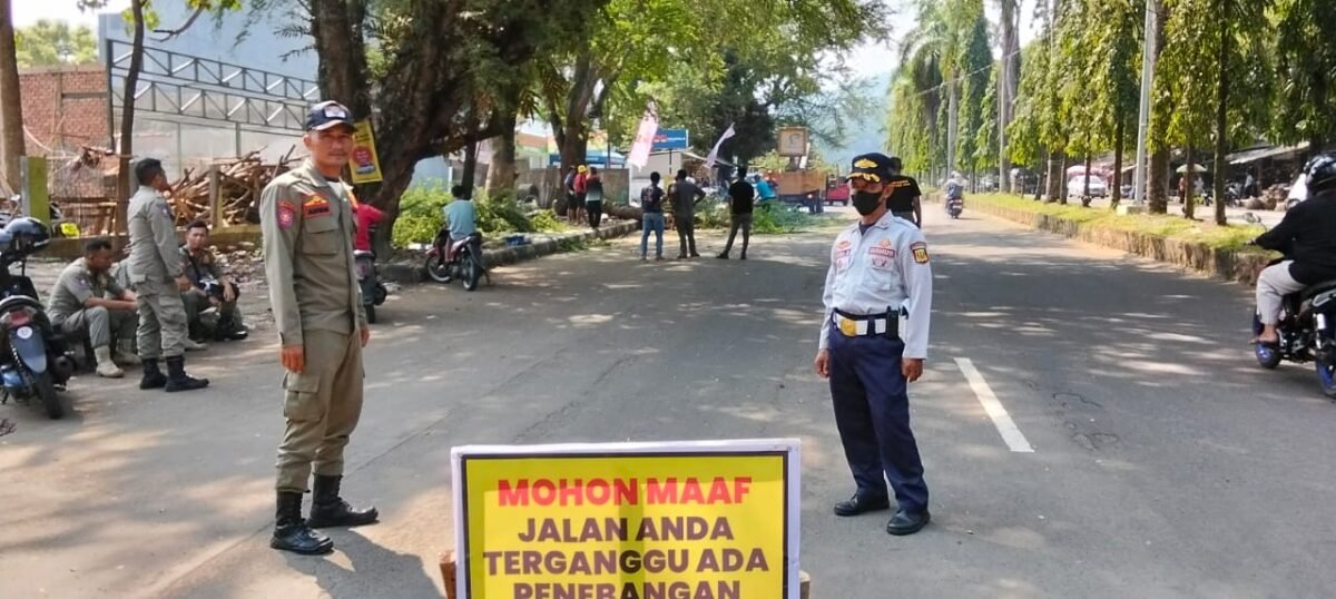 Tim gabungan eksekusi tiga pohon trembesi tua di Jalan Ahmad Yani Palabuhanratu.